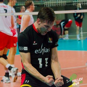 Verhanneman, très en verve, conclu le set par un kill-block seul face à son opposant !