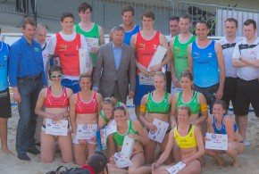 Podium hommes et dames de la manche bruxelloise du Belgian Beach Volley Tour 2013