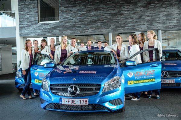 Les championnes en titre du VDK Gent avec leurs nouveaux véhicules.