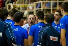 Les joueurs d'Emile Rousseaux, attentifs à ses consignes !