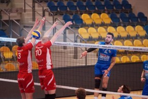 Hendrik Tuerlinckx (Roeselare) à l'attaque face à Puurs. Merci à Jan Vanmedegael pour la photo.