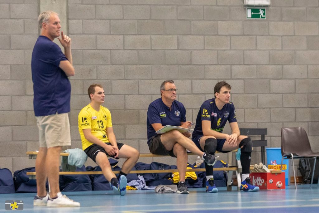 V.l.n.r. trainer Peter Speckstadt, libero Ruben Proost, assistent Michail Lukaschek en middenman Jonathan Devriese. / FOTO VolleyPics Community - Ann Peeters